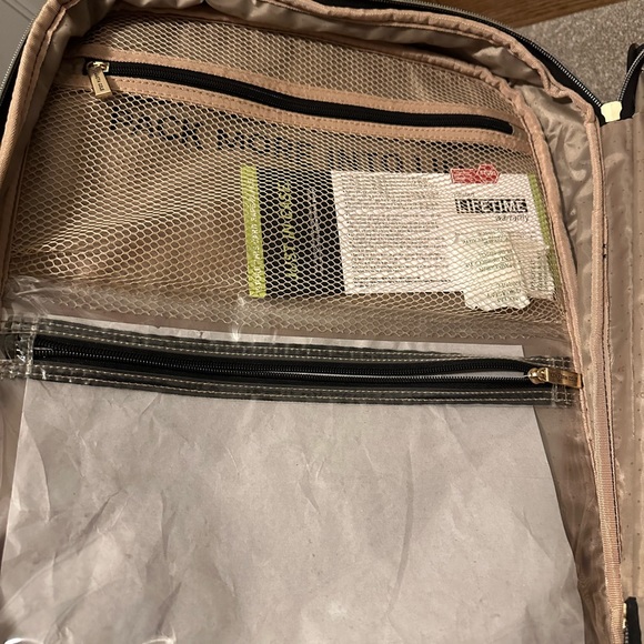 Reaction Kenneth Cole Chelsea 20” soft side Expandable 8-wheeled Carry-On - Picture 5 of 14